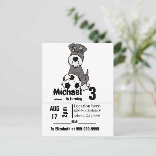 Funny Schnauzer Dog die Voetbal speelt Uitnodiging Briefkaart (Staand voorkant)