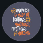 Funny Science Chemistry Universe made of Morons Ronde Sticker<br><div class="desc">Het universum bestaat uit beschermers, neutronen, elektronen en moronen. Grappig en sarcastisch ontwerp voor degenen die van chemie houden, grappen, pun, sarcasme en humor. Koel en humoristische koopwaar voor docenten chemie, scheikunde en wetenschapsstudenten. Perfect voor wetenschapsgeek, nerd, middelbare schoolleraar en student die van biologie, natuurkunde en scheikunde houdt. Geweldig kerstcadeau...</div>
