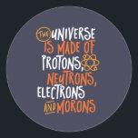 Funny Science Chemistry Universe made of Morons Ronde Sticker<br><div class="desc">Het universum bestaat uit beschermers, neutronen, elektronen en moronen. Grappig en sarcastisch ontwerp voor degenen die van chemie houden, grappen, pun, sarcasme en humor. Koel en humoristische koopwaar voor docenten chemie, scheikunde en wetenschapsstudenten. Perfect voor wetenschapsgeek, nerd, middelbare schoolleraar en student die van biologie, natuurkunde en scheikunde houdt. Geweldig kerstcadeau...</div>