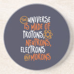 Funny Science Chemistry Universe made of Morons Zandsteen Onderzetter<br><div class="desc">Het universum bestaat uit beschermers, neutronen, elektronen en moronen. Grappig en sarcastisch ontwerp voor degenen die van chemie houden, grappen, pun, sarcasme en humor. Koel en humoristische koopwaar voor docenten chemie, scheikunde en wetenschapsstudenten. Perfect voor wetenschapsgeek, nerd, middelbare schoolleraar en student die van biologie, natuurkunde en scheikunde houdt. Geweldig kerstcadeau...</div>
