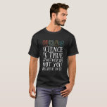 Funny Science is waar geek en nerd Scientist T-shirt<br><div class="desc">Wetenschap is waar of je er in gelooft of niet. Inspirerend wetenschappelijke ontwerpen voor degenen die geloven in wetenschappelijk bewijs, laboratoriumexperiment en onderzoek. Koel motivatie koopwaar voor docenten, wetenschappers en studenten wetenschappen. Perfect voor wetenschapsgeek, nerd, middelbare schoolleraar en student die van biologie, natuurkunde en scheikunde houdt. Geweldig kerstcadeau en verjaardagscadeau...</div>