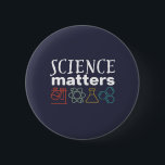 Funny Science Matters Geek en Nerd Scientist Ronde Button 5,7 Cm<br><div class="desc">Wetenschapszaken. Inspirerend wetenschappelijke ontwerpen voor degenen die geloven in wetenschappelijk bewijs, laboratoriumexperiment en onderzoek. Koel motivatie koopwaar voor docenten, wetenschappers en studenten wetenschappen. Perfect voor wetenschapsgeek, nerd, middelbare schoolleraar en student die van biologie, natuurkunde en scheikunde houdt. Geweldig kerstcadeau en verjaardagscadeau voor zoon, dochter, vriendin van de universiteit, broer of...</div>