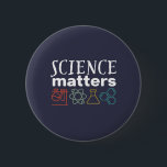 Funny Science Matters Geek en Nerd Scientist Ronde Button 5,7 Cm<br><div class="desc">Wetenschapszaken. Inspirerend wetenschappelijke ontwerpen voor degenen die geloven in wetenschappelijk bewijs, laboratoriumexperiment en onderzoek. Koel motivatie koopwaar voor docenten, wetenschappers en studenten wetenschappen. Perfect voor wetenschapsgeek, nerd, middelbare schoolleraar en student die van biologie, natuurkunde en scheikunde houdt. Geweldig kerstcadeau en verjaardagscadeau voor zoon, dochter, vriendin van de universiteit, broer of...</div>