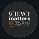 Funny Science Matters Geek en Nerd Scientist Ronde Sticker<br><div class="desc">Wetenschapszaken. Inspirerend wetenschappelijke ontwerpen voor degenen die geloven in wetenschappelijk bewijs, laboratoriumexperiment en onderzoek. Koel motivatie koopwaar voor docenten, wetenschappers en studenten wetenschappen. Perfect voor wetenschapsgeek, nerd, middelbare schoolleraar en student die van biologie, natuurkunde en scheikunde houdt. Geweldig kerstcadeau en verjaardagscadeau voor zoon, dochter, vriendin van de universiteit, broer of...</div>