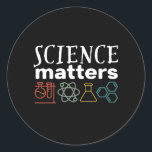 Funny Science Matters Geek en Nerd Scientist Ronde Sticker<br><div class="desc">Wetenschapszaken. Inspirerend wetenschappelijke ontwerpen voor degenen die geloven in wetenschappelijk bewijs, laboratoriumexperiment en onderzoek. Koel motivatie koopwaar voor docenten, wetenschappers en studenten wetenschappen. Perfect voor wetenschapsgeek, nerd, middelbare schoolleraar en student die van biologie, natuurkunde en scheikunde houdt. Geweldig kerstcadeau en verjaardagscadeau voor zoon, dochter, vriendin van de universiteit, broer of...</div>