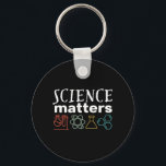 Funny Science Matters Geek en Nerd Scientist Sleutelhanger<br><div class="desc">Wetenschapszaken. Inspirerend wetenschappelijke ontwerpen voor degenen die geloven in wetenschappelijk bewijs, laboratoriumexperiment en onderzoek. Koel motivatie koopwaar voor docenten, wetenschappers en studenten wetenschappen. Perfect voor wetenschapsgeek, nerd, middelbare schoolleraar en student die van biologie, natuurkunde en scheikunde houdt. Geweldig kerstcadeau en verjaardagscadeau voor zoon, dochter, vriendin van de universiteit, broer of...</div>