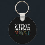 Funny Science Matters Geek en Nerd Scientist Sleutelhanger<br><div class="desc">Wetenschapszaken. Inspirerend wetenschappelijke ontwerpen voor degenen die geloven in wetenschappelijk bewijs, laboratoriumexperiment en onderzoek. Koel motivatie koopwaar voor docenten, wetenschappers en studenten wetenschappen. Perfect voor wetenschapsgeek, nerd, middelbare schoolleraar en student die van biologie, natuurkunde en scheikunde houdt. Geweldig kerstcadeau en verjaardagscadeau voor zoon, dochter, vriendin van de universiteit, broer of...</div>