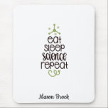 Funny Science-studentenschool, gepersonaliseerd ca Muismat<br><div class="desc">Dit grappige "Eat Sleep Science Repeat"-ontwerp is perfect voor studenten van alle graden! Kan worden gepersonaliseerd met de naam van uw kind. Ideaal voor Terug naar schoolcadeau,  cadeau van de verjaardag van het Kind en andere feestdagen cadeaus.</div>