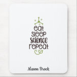 Funny Science-studentenschool, gepersonaliseerd ca Muismat<br><div class="desc">Dit grappige "Eat Sleep Science Repeat"-ontwerp is perfect voor studenten van alle graden! Kan worden gepersonaliseerd met de naam van uw kind. Ideaal voor Terug naar schoolcadeau,  cadeau van de verjaardag van het Kind en andere feestdagen cadeaus.</div>