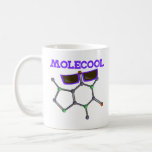 Funny Science Teacher Gift Koffiemok<br><div class="desc">Ben je op zoek naar een geschenk voor een geweldige wetenschapsleraar? Kijk niet verder dan deze grappige wetenschappelijke pun-koffie-mok. Het ontwerp is een illustratie van een molecuul met een zonnebril met de titel "Molecool". Kies er een voor jezelf of geef je een cadeau aan een wiskunde leraar, student of professor....</div>