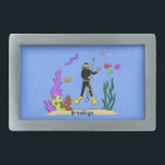 Funny scuba-duiker en cartoon van zee gesp<br><div class="desc">Dit schattige ontwerp kenmerkt onze cartoon scuba-duiker omringd door nieuwsgierig zee. Fantastisch aquatisch plezier!</div>