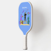 Funny scuba-duiker en cartoon van zee pickleball paddle (Links)