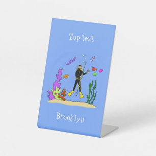 Funny scuba-duiker en cartoon van zee reclamebord met voetstuk