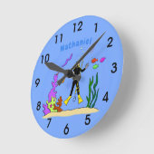 Funny scuba-duiker en cartoon van zee ronde klok (Hoek)