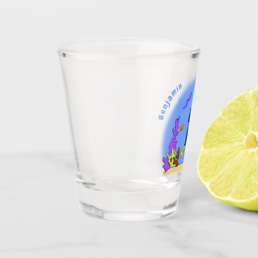 Funny scuba-duiker en cartoon van zee shot glas (Links)