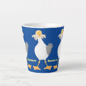 Funny seagull met Franse frieten cartoon Latte Mok (Voorkant)