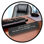 Funny Secretary Desk Naam Bord Naambordje<br><div class="desc">Funny executive secretary desk name bord in hoge kwaliteit acryl met zwarte achtergrond kleur je kunt veranderen en de woorden Je moet eerst door me heen,  een tekst ruimte die je kunt personaliseren als je wilt. Ontworpen als een humoristisch secretaressegeschenk of bureautoebehoren om mensen te laten glimlachen.</div>