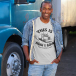 Funny Semi Truck Driver Dit is hoe ik op maat kan  T-shirt<br><div class="desc">Dit grappige T-shirt voor een halfvrachtwagenchauffeur is voorzien van een gele vuilniswagen in de hilarische zin Dit is hoe ik rolt. Een coole pop-cultuurreferentie voor een 18-wielbestuurder die van moderne humor houdt. Aangepast t-shirt voor trekkeraanhangwagenchauffeurs met aangepaste tekst.</div>