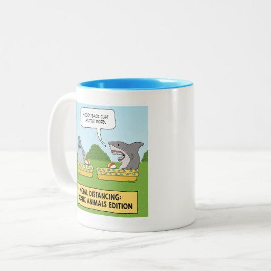 Funny Shark and Manatee Social Distancing Tweekleurige Koffiemok (Voorkant links)