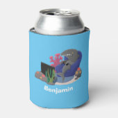 Funny shark die tv-cartoon bekijkt blikjeskoeler (Blikje Voorkant)