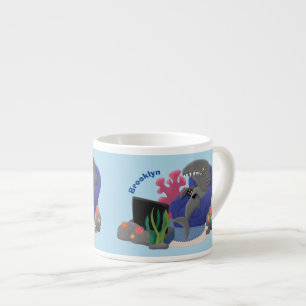 Funny shark die tv-cartoon bekijkt espresso kop