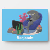 Funny shark die tv-cartoon bekijkt fotoplaat (voorkant)