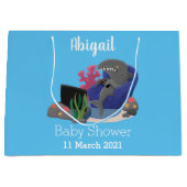 Funny shark die tv-cartoon bekijkt groot cadeauzakje (Voorkant)