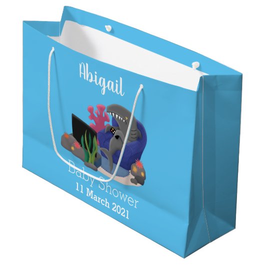 Funny shark die tv-cartoon bekijkt groot cadeauzakje (Voorkant Gekanteld)