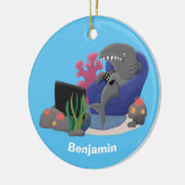 Funny shark die tv-cartoon bekijkt keramisch ornament (Links)