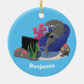 Funny shark die tv-cartoon bekijkt keramisch ornament (Achterkant)