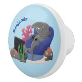 Funny shark die tv-cartoon bekijkt keramische knop (Rechts)