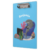 Funny shark die tv-cartoon bekijkt klembord (Links)