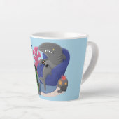 Funny shark die tv-cartoon bekijkt latte mok (Rechterhoek)