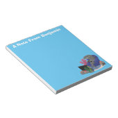 Funny shark die tv-cartoon bekijkt notitieblok (Schuin)