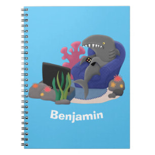 Funny shark die tv-cartoon bekijkt notitieboek