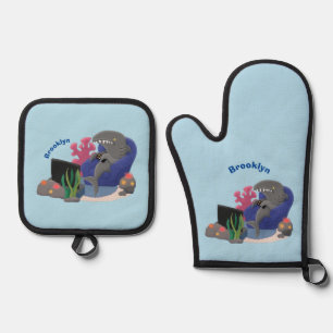 Funny shark die tv-cartoon bekijkt ovenwant & pannenlap set