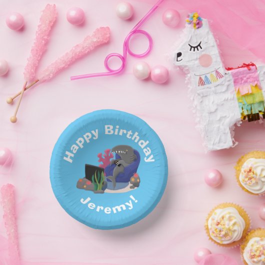 Funny shark die tv-cartoon bekijkt papieren kommen (Feest)