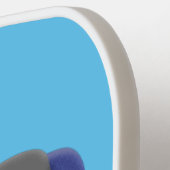 Funny shark die tv-cartoon bekijkt pickleball paddle (Links Detail)