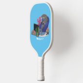 Funny shark die tv-cartoon bekijkt pickleball paddle (Links)