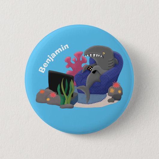 Funny shark die tv-cartoon bekijkt ronde button 5,7 cm (Voorkant)