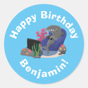 Funny shark die tv-cartoon bekijkt ronde sticker