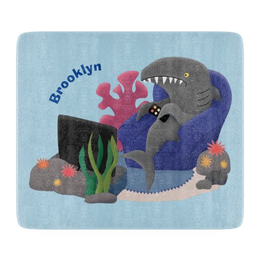 Funny shark die tv-cartoon bekijkt snijplank (Voorkant)