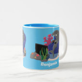 Funny shark die tv-cartoon bekijkt tweekleurige koffiemok (Voorkant rechts)