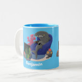 Funny shark die tv-cartoon bekijkt tweekleurige koffiemok (Voorkant links)