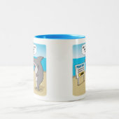Funny Shark heeft koffie nodig voor zijn werk Tweekleurige Koffiemok (Center)