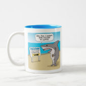 Funny Shark heeft koffie nodig voor zijn werk Tweekleurige Koffiemok (Links)