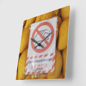 Funny Sign "Niet aanraken mango" Vierkante Klok (Hoek)