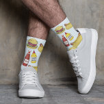 Funny Simple Humor Hamburger en hotdogs Sokken<br><div class="desc">Dit ontwerp bevat eenvoudige grappige humor-mannen voor hem BBQ modern minimalistisch,  chef-kok barbeque leuke whimsical,  hamburger hotdog ketchup mustard,  minimale whimsical party,  unieke coole foodie illustratie,  schone eenvoudige ontwerpstijl,  waterverf whimsical art artwork,  pap echtgenoot grandpa,  unieke cadeauideeën voor mannen</div>