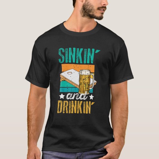 Funny Sinkin' en Drinkin' Cornhole Drink T-shirt (Voorkant)