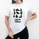 Funny Six Cats Yoga Positions T-shirt<br><div class="desc">Dit is het perfecte grappige T-shirt voor iedereen die van katten houdt. Het heeft een afbeelding van 6 katten in een yoga positie en verschillende poten rond het sweatshirt. Het heeft de woorden Pawsitive Vibes. Vun vrouwen zijn geen shirt voor yoga-liefhebbers.</div>